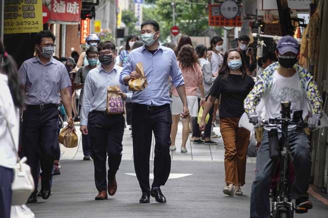 網友分享一日伙食費，本以為自己太奢侈，結果一票人喊很正常。（上班族示意圖／資料照／黃子明攝）