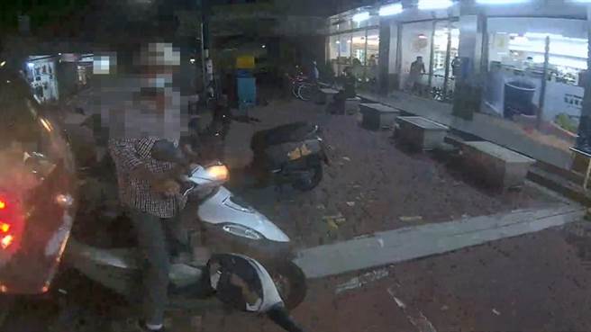 高雄60岁吴姓男子18日晚间为了帮家人买牛奶骑车出门，因右转未打方向灯遭到拦查，一查下去吴男不仅是无照驾驶，身上更散发浓浓酒味。（高市凤山分局提供／杨舒婷高雄传真）