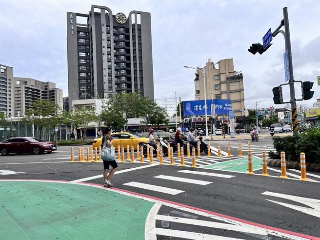 市府针对主要道路和易发生事故的路口，进行车道瘦身和附加转向车道等改善，以降低车速和分流交通，从而提升道路安全性。（高市交通局提供／杨舒婷高雄传真）