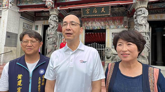 朱立倫在台東關山天后宮。（蔡旻妤攝）