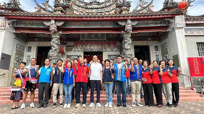 朱立倫在台東關山天后宮。（蔡旻妤攝）