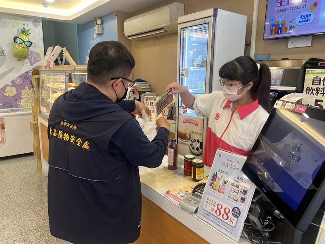 中元节将至，台中市食品药物安全处自6月起加强抽验制造业者、各贩卖场所之普渡常用的食材（品），查核标示与防腐剂等物。（食安处提供／潘虹恩台中传真）