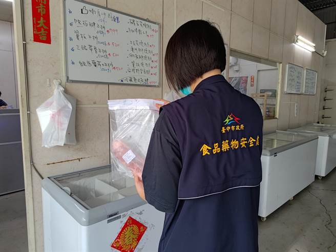 中元节将至，台中市食品药物安全处日前稽查137件各式食品、食材检验与标示皆符规定。（食安处提供／潘虹恩台中传真）