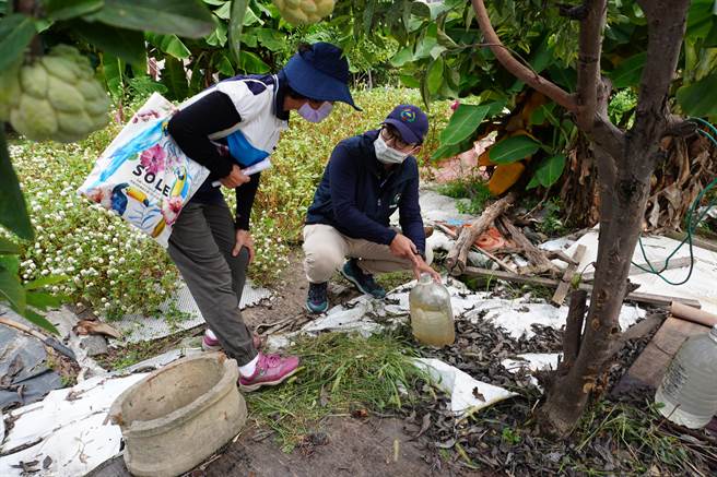 菜园农场的储水设施有可能孳生病媒蚊。（彰县府提供／孙英哲彰化报导）