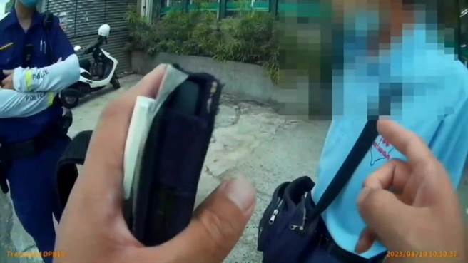 警方到場對葉姓男子苦勸，戳破詐騙集團的慣用技倆。（民眾提供／孫英哲彰化傳真）