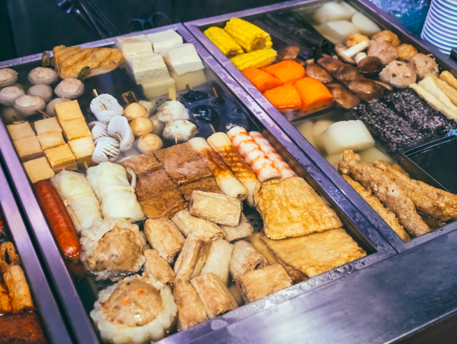 台中旱溪夜市一间关东煮摊有游客抱怨没写清楚价格，点6样蔬菜花了400元。(示意图，达志提供)