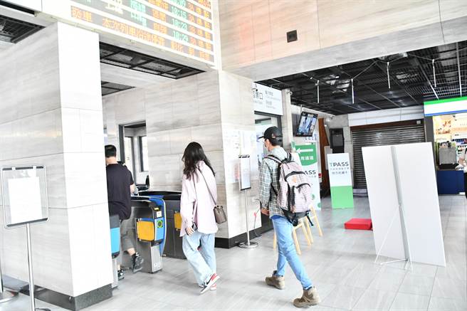 彰化縣境內台鐵車站從8月21日起可購買設定及彰化縣都市內公共運輸通勤定期票。（彰縣府提供／孫英哲彰化傳真）