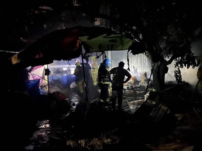 嘉義縣新港鄉凌晨傳出民宅火警，屋主母子一死一傷。（嘉義縣消防局提供／呂妍庭嘉義傳真）