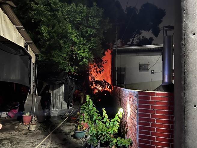 嘉義縣新港鄉凌晨傳出民宅火警，屋主母子一死一傷。（嘉義縣消防局