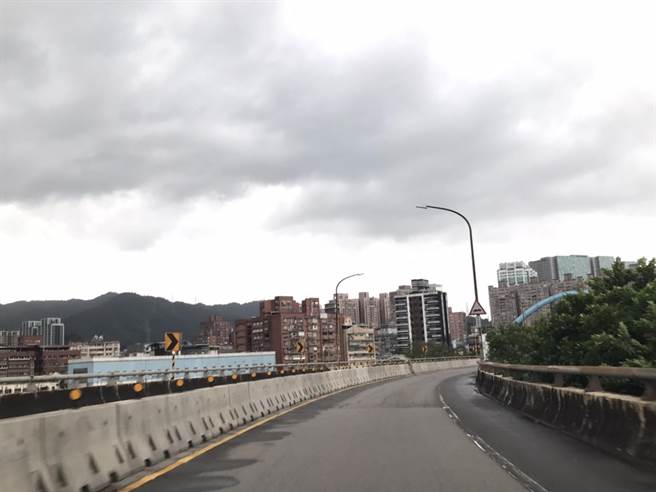 為提升汐止貨櫃聯絡道橋梁結構安全，新北市政府養工處將分兩階段辦理橋梁例行修繕工程。（工務局提供）