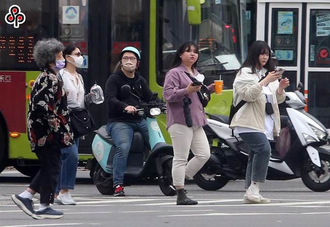 台北市今年1至7月共发生5万7882件交通事故，其中死亡人数45人、受伤人数1万9241人，行人死亡人数则为19人。（本报资料照片）