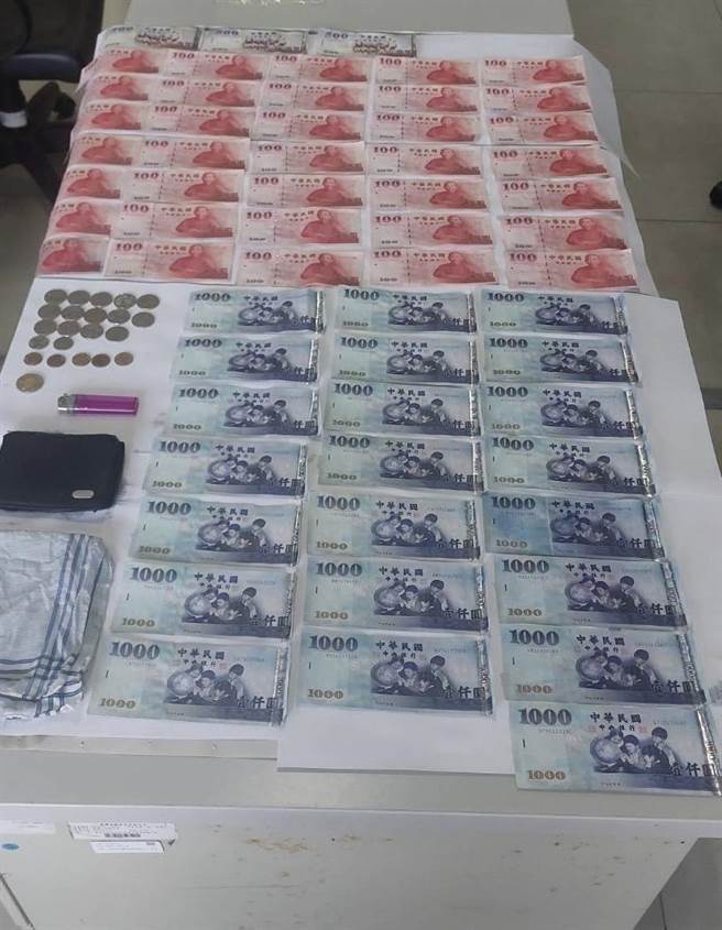 海洋廣場下方發現的浮屍，身上還有2.7萬元的現金。（翻攝照片／張志康基隆傳真）