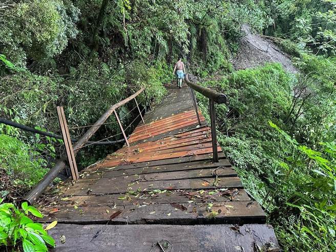 能高越嶺道西段遭卡努風災重創，屯原登山口起至雲海保線所間1座鐵橋橋墩位移，橋面嚴重傾斜。（天池山莊提供／楊靜茹南投傳真）