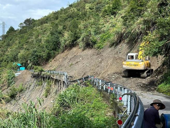 台14線95.2公里處路基嚴重流失，公路總局埔里工務段緊急搶通，遇強降雨仍可能中斷。（天池山莊提供／楊靜茹南投傳真）