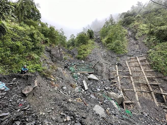 屯原登山口起至雲海保線所短短不到5公里路程，10多處坍方、1座鐵橋嚴重受損、1座木橋沖失。（天池山莊提供／楊靜茹南投傳真）