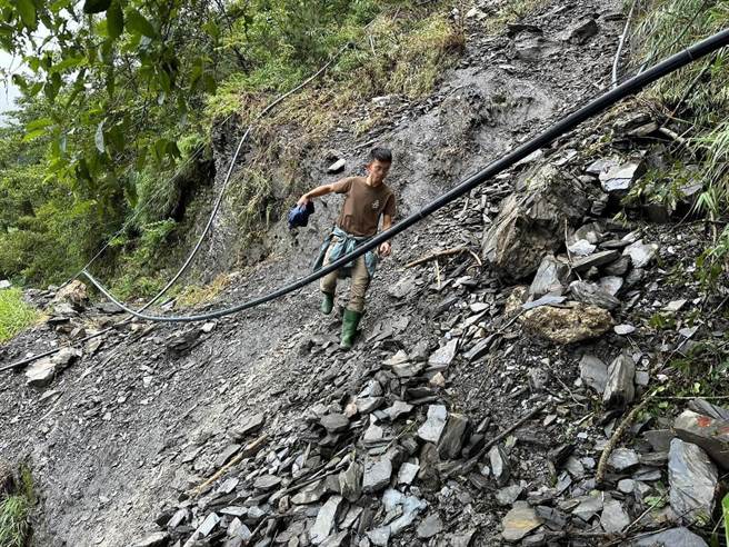 天池山莊管理人員趁天氣好轉進入能高越嶺道西段勘災，確定短期內無法開放攀登。（天池山莊提供／楊靜茹南投傳真）