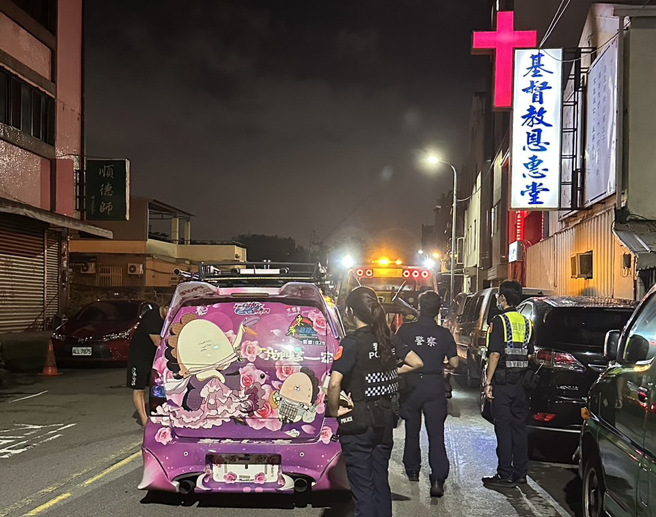 寿星遭友捆如「木乃伊」游街示眾，恐怖庆生惊动警方，车辆惨遭拖吊扣。（照片 / 警方提供）