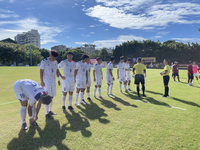112全運會足球項目率先登場，新北市代表隊賽前準備。（台南全運會提供）