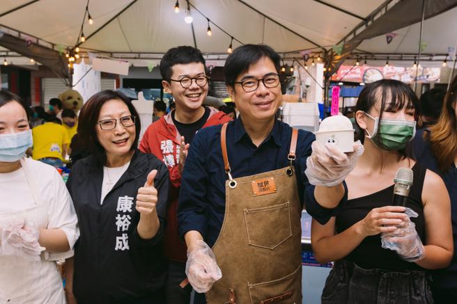 市长陈其迈亲手作冰品，欢迎大家来高雄吃冰。（图片来源：高雄市观光局）
