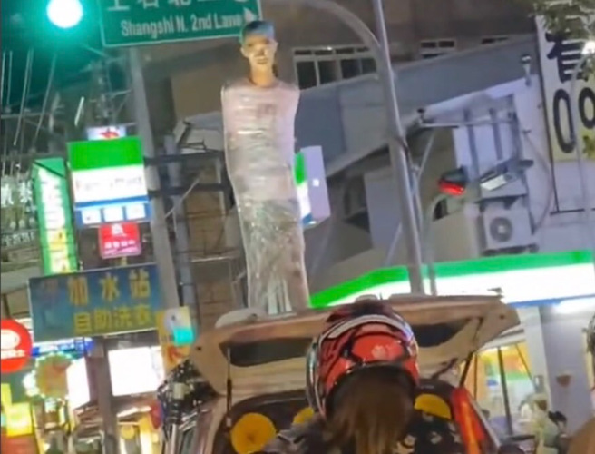 鬼月恐怖庆生，寿星本人全身遭友捆成「木乃伊」，景象骇人。（照片/ 民眾提供）