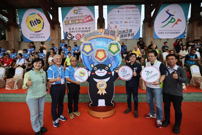 市长陈其迈、国际总会长黄进成、亚太总会会长高俊雄、以及立委邱志伟、林岱桦、许智杰共同完成揭牌仪式，宣告巧固球双总会设置于高雄。（图片来源：高雄市政府运发局）