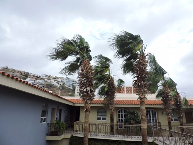 颶風希拉里今將大量水氣帶進美墨，當局警告希拉里威力強大，恐引發嚴重洪災。（圖/路透社）