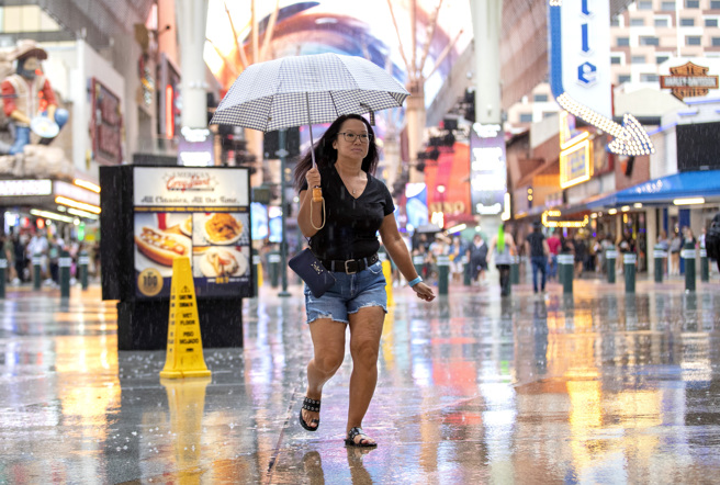 颶風希拉里今將大量水氣帶進美墨，當局警告希拉里威力強大，恐引發嚴重洪災。（圖/美聯社）