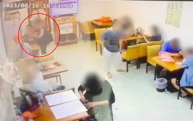 74岁李姓妇人（坐在椅子上者）指控站着的李姓老妪抢夺她手上的200元。（翻摄画面）