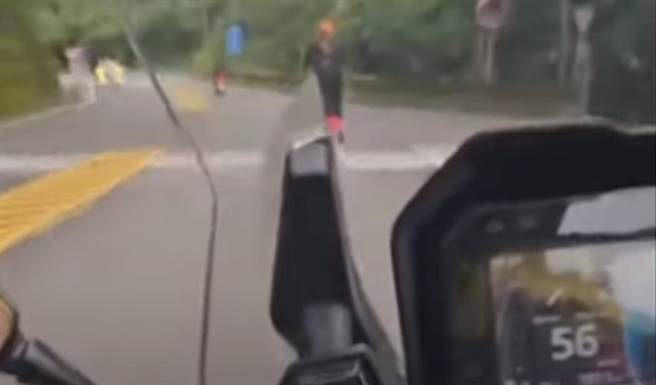 电动滑板车在台七乙线飙速，警方表示将开罚。(取自脸书重机车友｜各区路况天气‧资讯分享中心／吕筱蝉桃园传真)