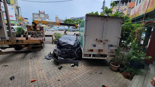 老翁驾车车头全毁。（民眾提供／李京升苗栗传真）