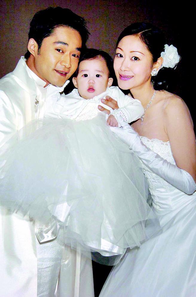 江国宾与欢欢抱着９个月大的女儿补请婚宴。（图／中时资料照）