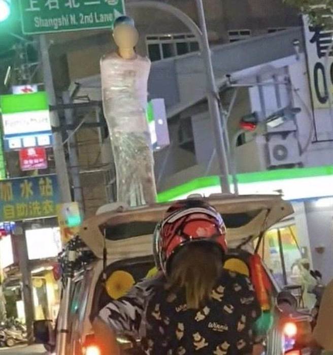 25岁蔡姓男子庆生玩嗨了自愿被绑在车顶上游街庆生。（翻摄自脸书）