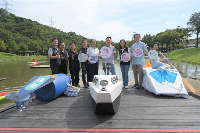 2023超级杯渡河大赛，参赛者运用环保材料或废物利用打造船只渡河。（吕筱蝉摄）