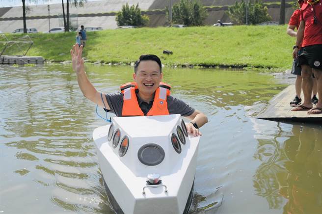 桃园市长苏俊宾体验搭乘3D列印船。（吕筱蝉摄）