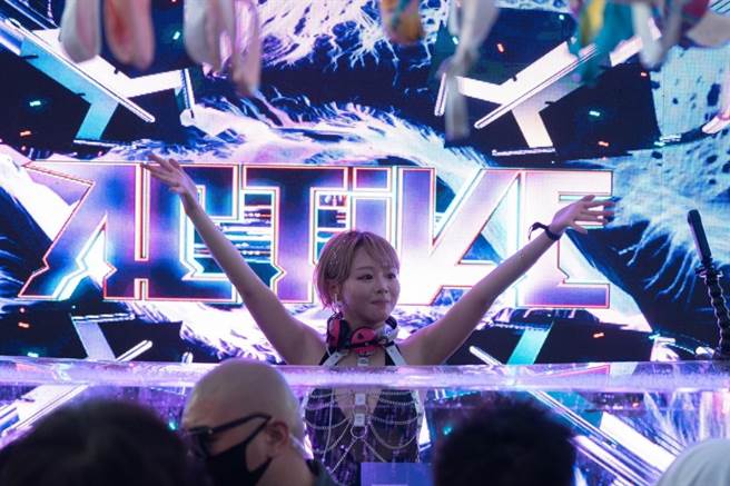 浜崎真绪在S2O Taiwan的WaterBoom舞台献上在台DJ处女秀，直喊「台湾我爱你」。（S2O Taiwan提供）