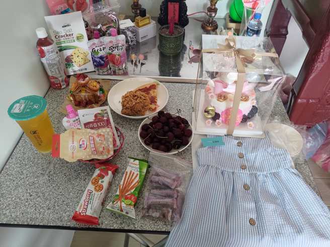 余父于前（18）日特意准备蛋糕、礼物为女儿庆生，并悲痛表示女儿其实已穿不上他买的衣服。（照片／翻摄自余父脸书）