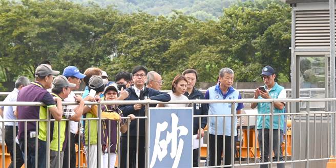 高雄市長陳其邁（前右四）20日到旗山溪甲仙攔河堰視察。（林瑞益攝）