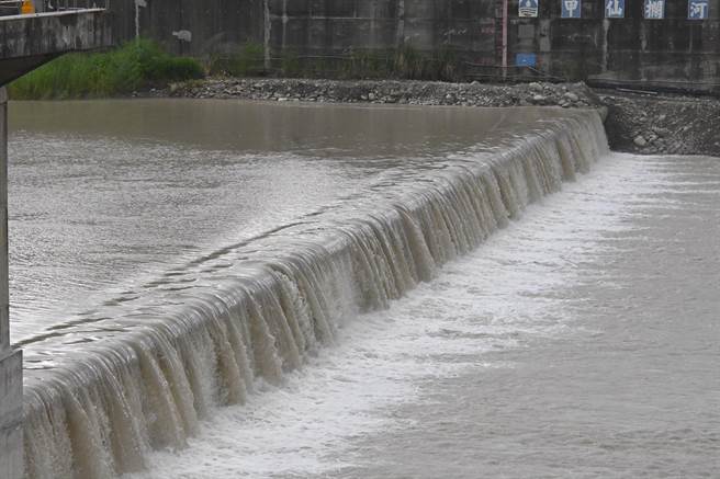 歷經去年與今年初的旱災，目前高雄市水情無虞，圖為旗山溪甲仙攔河堰。（林瑞益攝）