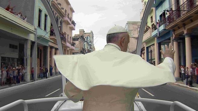 闭幕片《在旅途中：方济各的朝圣之旅》描述教宗方济各就任9年、遍访世界59个民族的故事。（海鹏提供）