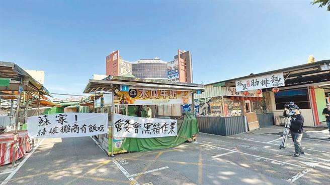 高雄凱旋跳蚤市場發生經營權之亂，市場攤商紛紛無奈表示，他們夾在中間成肉餅，真的是無辜又可憐。（本報資料照片）