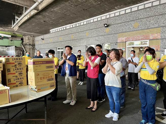 国民党立委王鸿薇反击，她身为中华民国立委监督全国是职责，地方服务也没有懈怠，不需要「空降口水部队」说三道四。（摘自王鸿薇脸书）