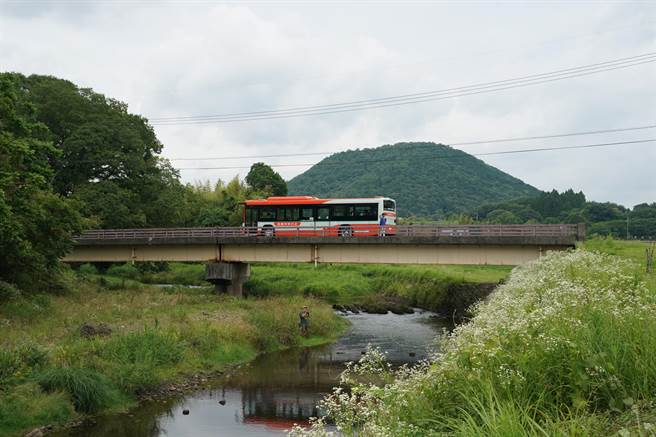 电影于京都取景，拍下开往天桥立的公车驻足在桥上。（甲上提供）