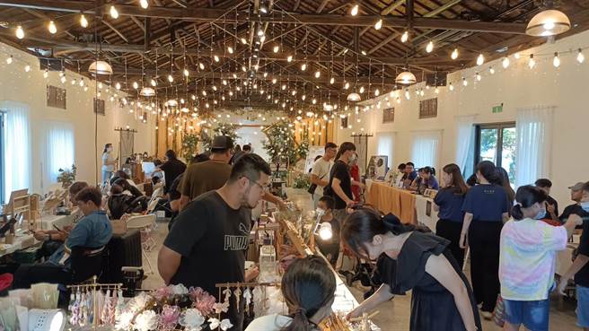 今天是8月20日，高雄市桥头区「好合文创股份有限公司」及「1901白屋庄园婚礼」串连数十家在地产业及婚礼厂商举办「0820恁爸爱你－婚礼幸福打造日」，图为活动现场情形。（民眾提供／林瑞益高雄传真）