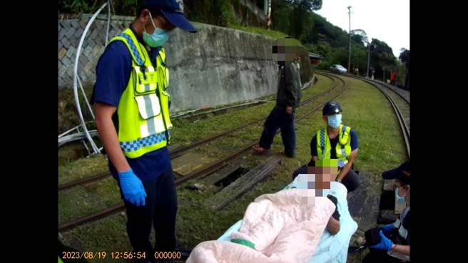 独居老翁因跌倒无力，满身排泄物，最后由警方与消防人员合力将老翁从山坡下住屋处，以人力徒步扛至山坡上的救护车。（竹崎分局提供∕吕妍庭嘉义传真）