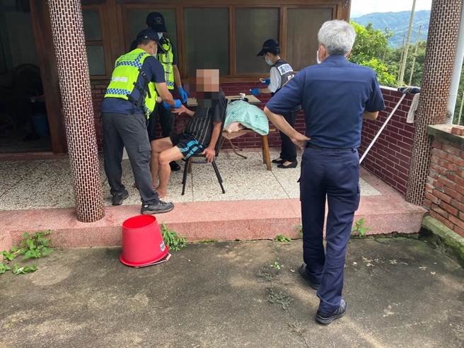 老翁患有多重疾病，自述跌倒后无法起身，肢体无力，经消防员初步检查身体无外伤，应无大碍。（竹崎分局提供∕吕妍庭嘉义传真）