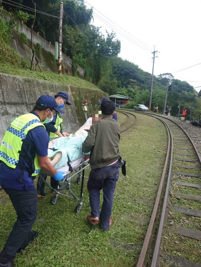 老翁住家位于陡坡下方，救护车无法抵达，最后由员警、救护人员4、5个人合力将老翁抬至山坡上，才顺利让老翁坐上救护车送医。（竹崎分局提供∕吕妍庭嘉义传真）
