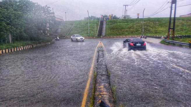 二重疏洪道已積淹水，為顧及民眾安全，市府已進行疏洪十路以北、包括越堤道在內的區域路段，下午3點起只出不進管制。（圖／翻攝自新北水漾臉書）
