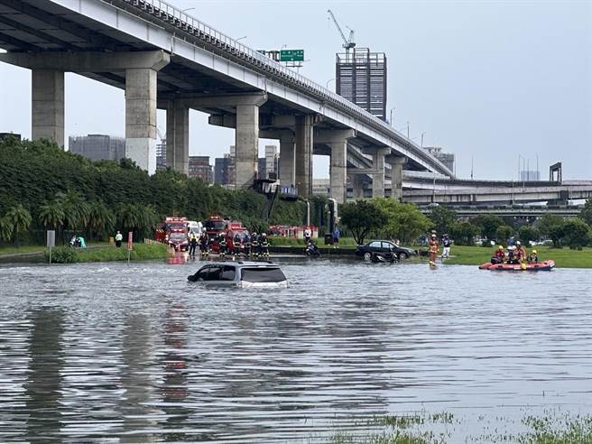 華江橋水門外自小客車因積水受困，駕駛自行脫困。（民眾提供）