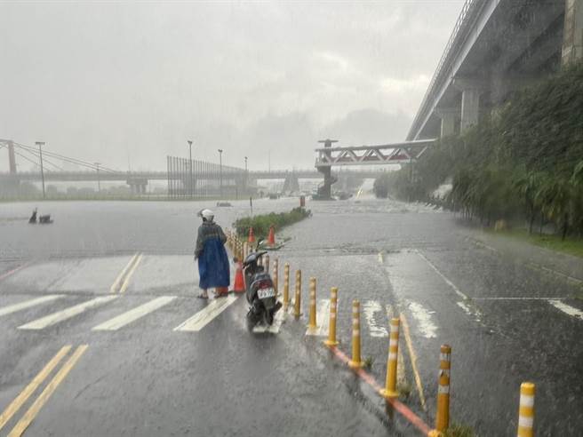 華江橋水門外自小客車因積水受困，駕駛自行脫困。（民眾提供）