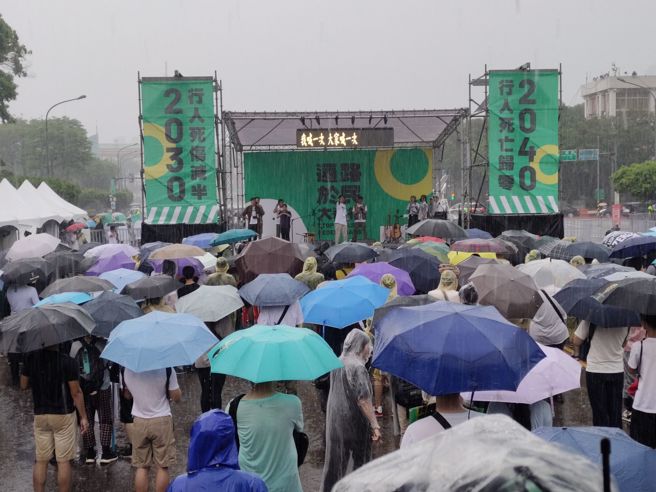 行人零死亡推动联盟20日在凯道举行820还路于民大游行，午后下起大雷雨，支持民眾还是撑伞到场力挺。 （郑任南摄）